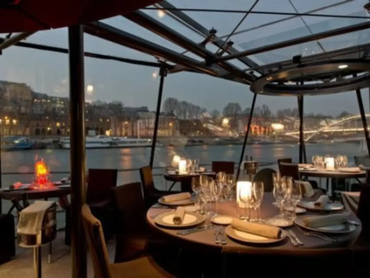 Dîner croisière sur la Seine par les Bateaux Parisiens à 20h30
