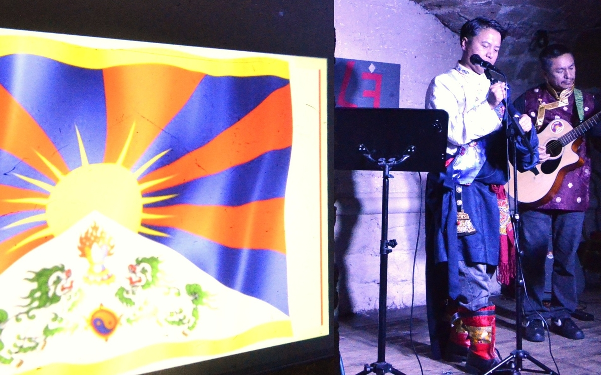 Artistes tibetains dans une cave parisienne