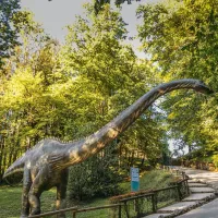 Les impressionnants dinosaures du parc Dino-Zoo &copy; Flyviewpicture