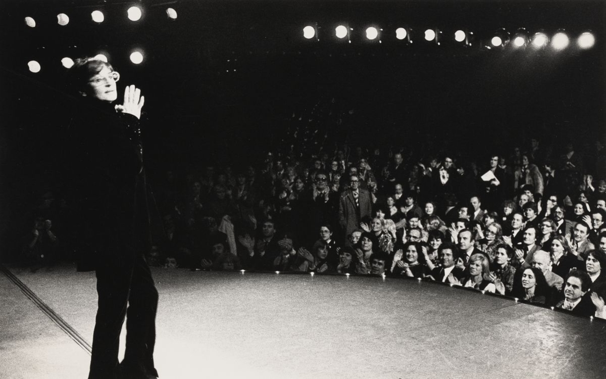 Barbara sur la scène de l’Olympia face au public – Photographie Marcel Imsand - 1978 - BnF, département de la Musique, VM EST-25(27)