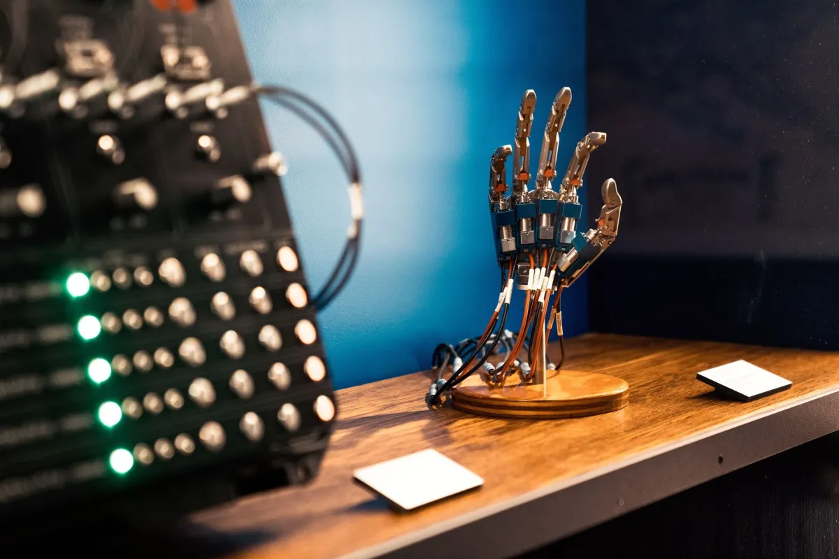 AUDIO-ANIMATRONICS® montre une main électrique dans la galerie Innoventions de Disney100 l’Exposition