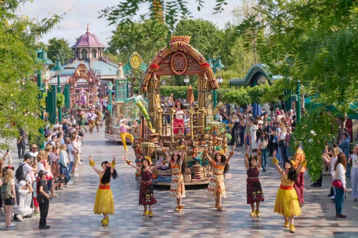 Nouvelle parade Princesses Disney avec Vaiana, Tiana, Raiponce et Raya à Disneyland Paris
