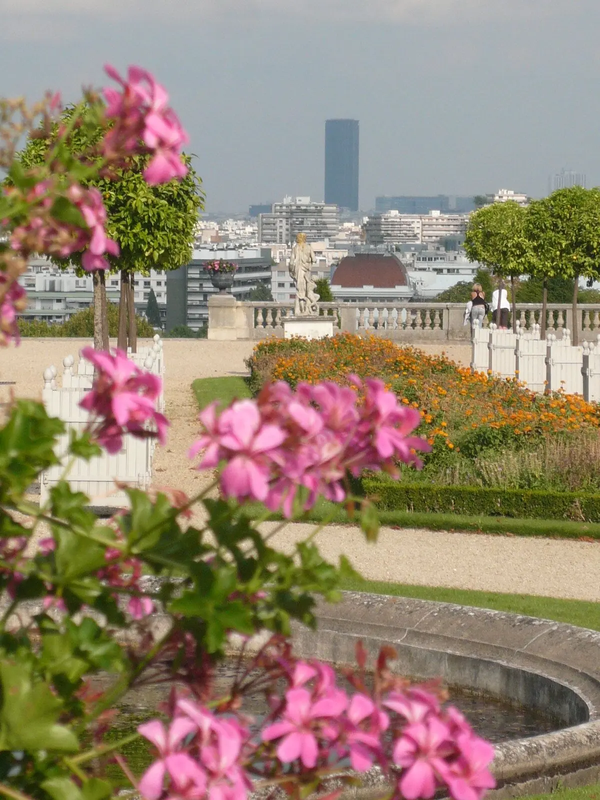 Vue sur la tour Montparnasse depuis la terrasse des orangers