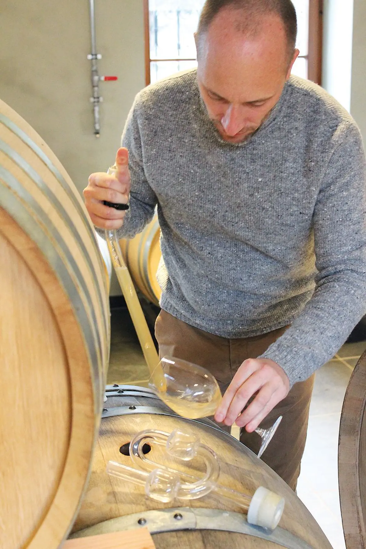 Eddy surveille le Riesling en cave