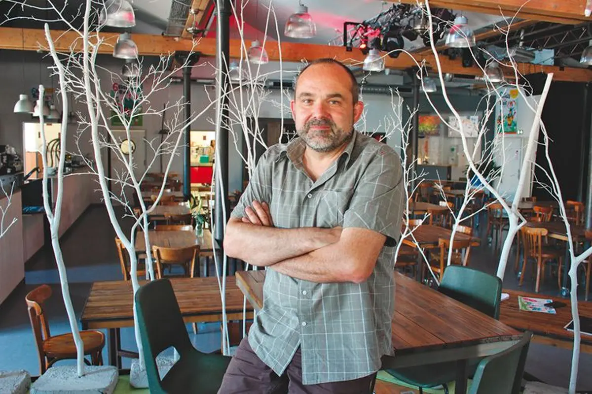 Dominique collin : sur un courant Alternatif