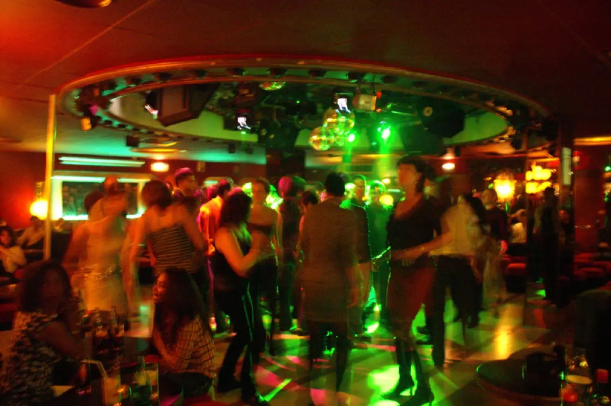 Draguer au Club 1900.