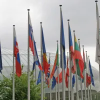 Les nombreux drapeaux situés devant la gare confirment l'aspect européen de la ville de Strasbourg &copy; JDS