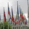 Les nombreux drapeaux situés devant la gare confirment l'aspect européen de la ville de Strasbourg &copy; JDS