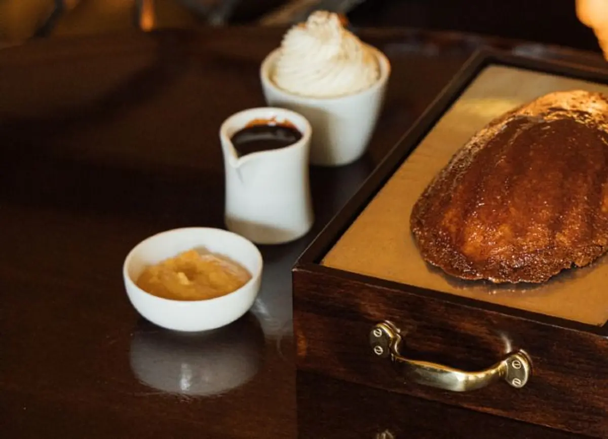 Le restaurant Drouant dévoile sa Madeleine de Proust XXL à Paris