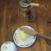 Du beurre à la baratte - Ferme-musée du Cotentin