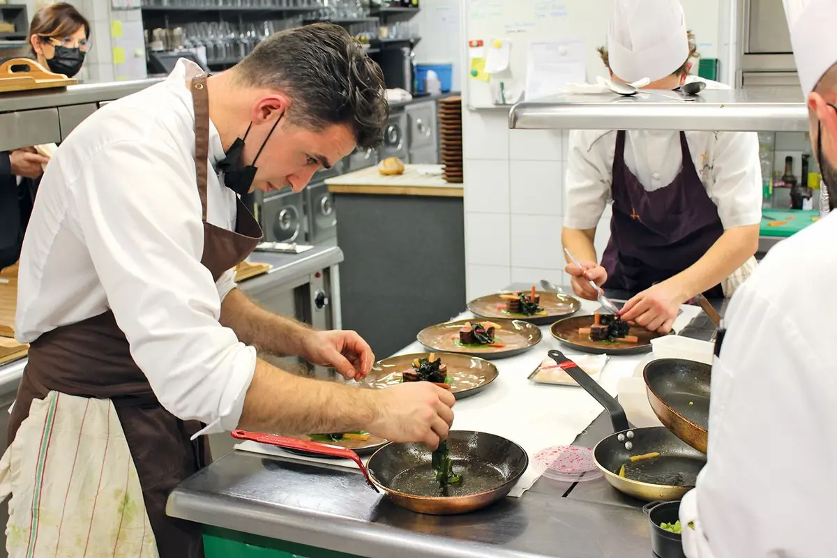 Josef Pindur en plein service de midi