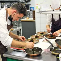 Josef Pindur en plein service de midi &copy; M.O.