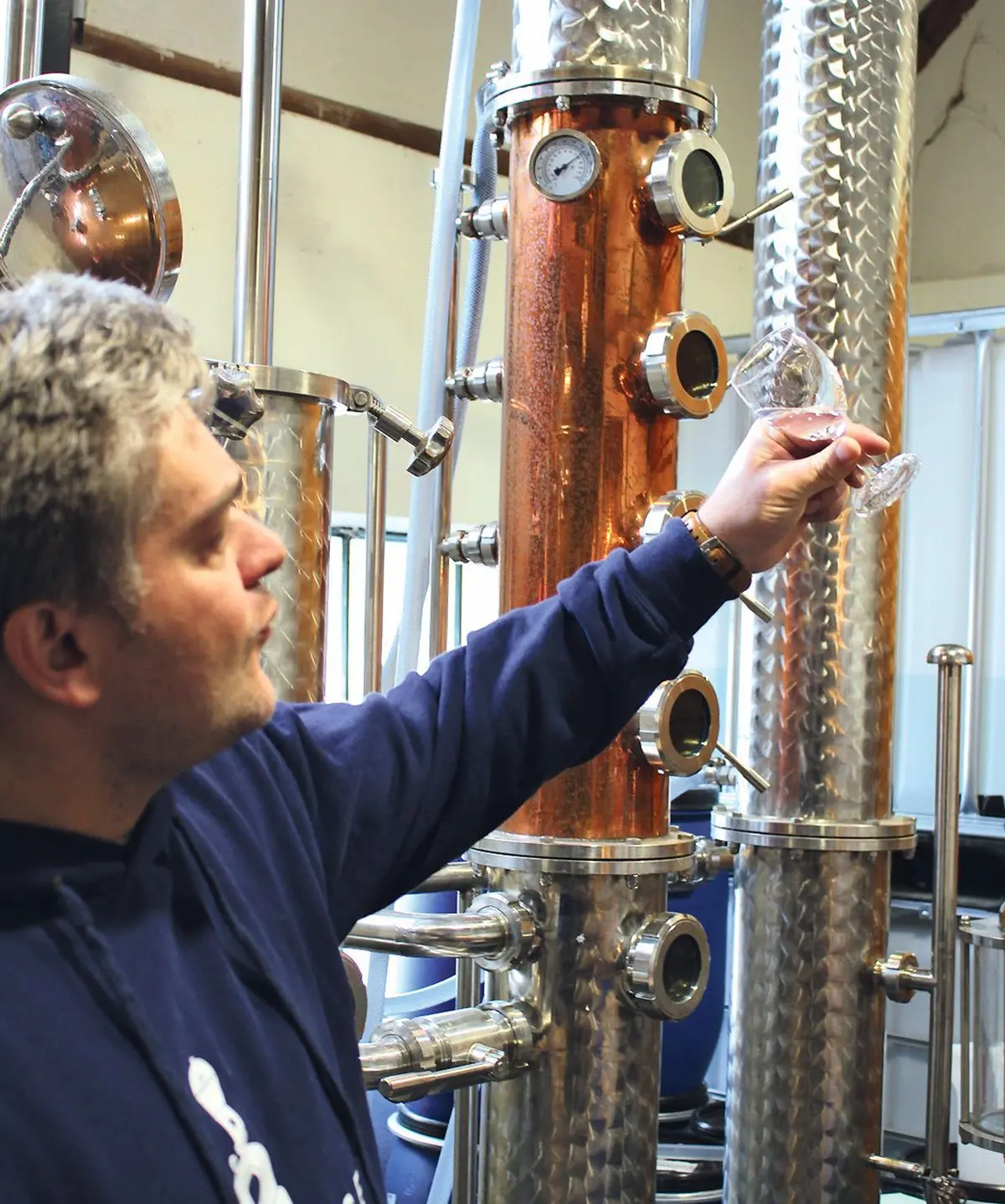 Florian Gill vérifie son dernier batch de gin