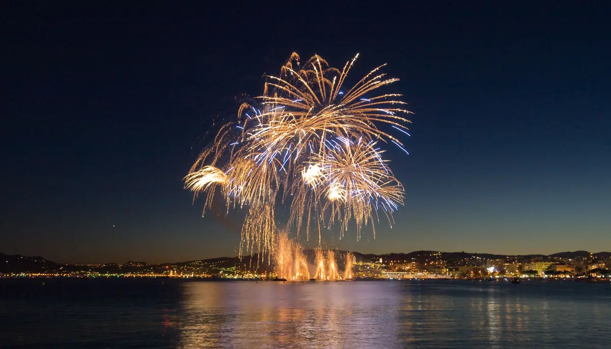 Du spectacle de drones de Marseille au ciel de Cannes : 10 feux d’artifice à ne pas manquer le 15 août