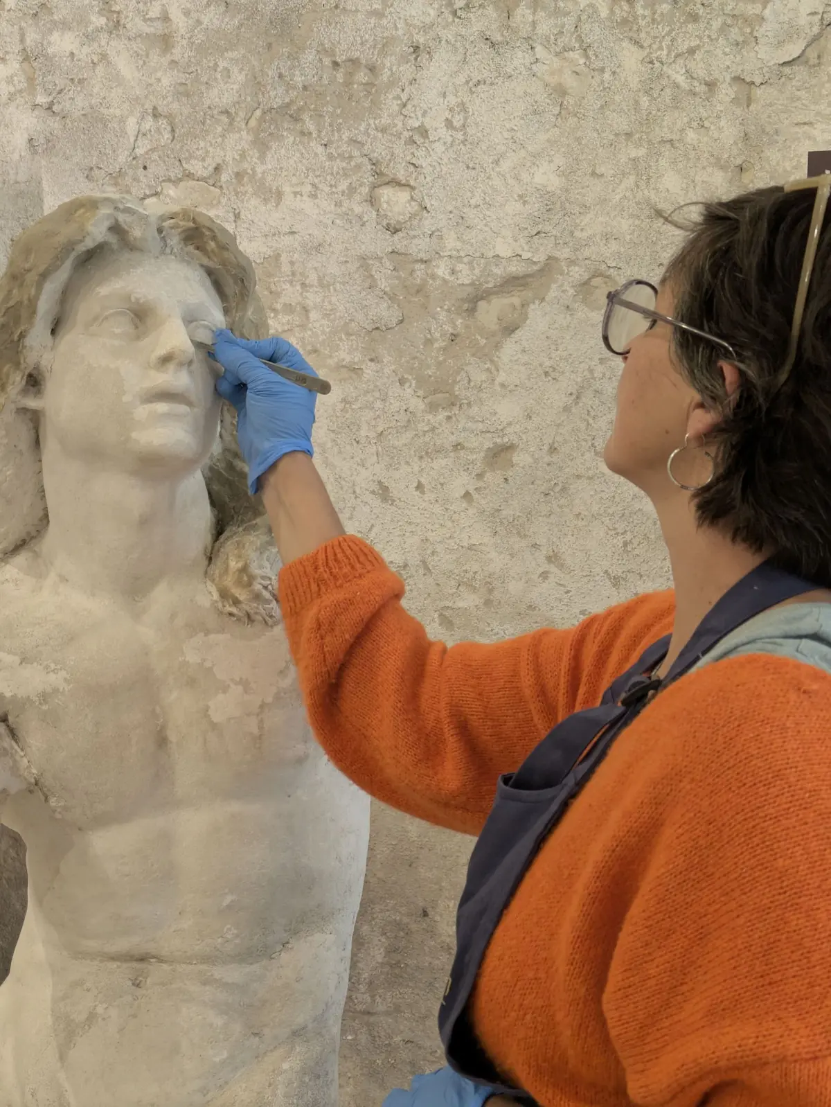 Restauration en public de l'œuvre Orphée par Marie Gouret