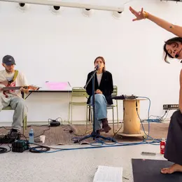 Chaussettes Claquées, yoga concert avec Ici Modesta 