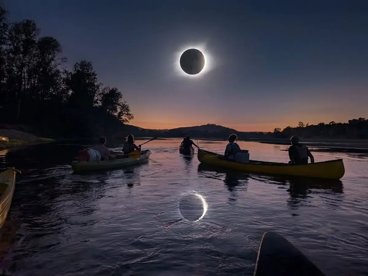 Eclipse solaire au fil de l'eau