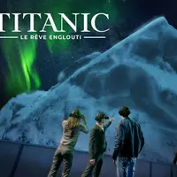 Trois personnes portant des casques VR observent un simulacre d'iceberg sous des aurores vertes, avec le titre Titanic : Le Rêve Englouti. &copy; TITANIC