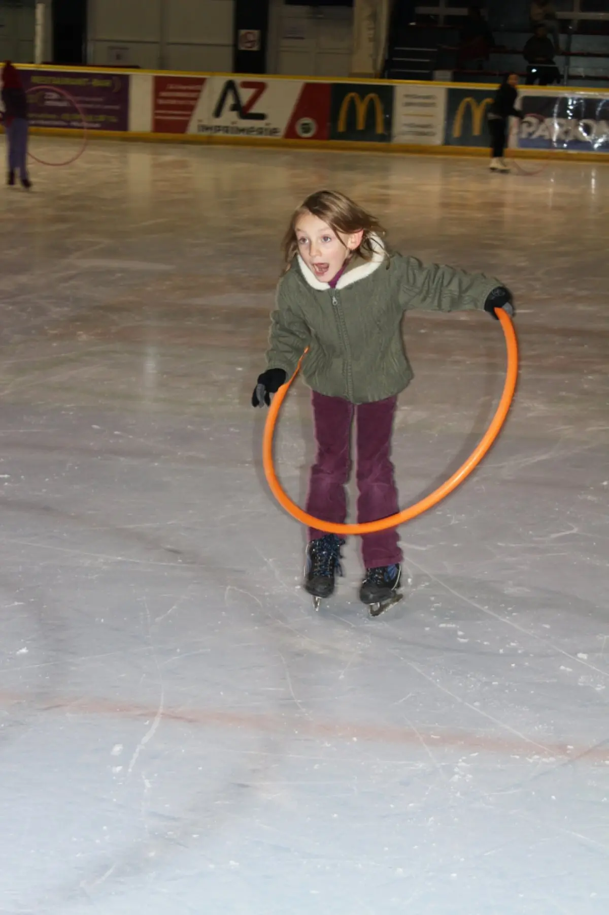 A l'école de glace à Mulhouse, les débutants apprennent à patiner, au travers d'exercices ludiques