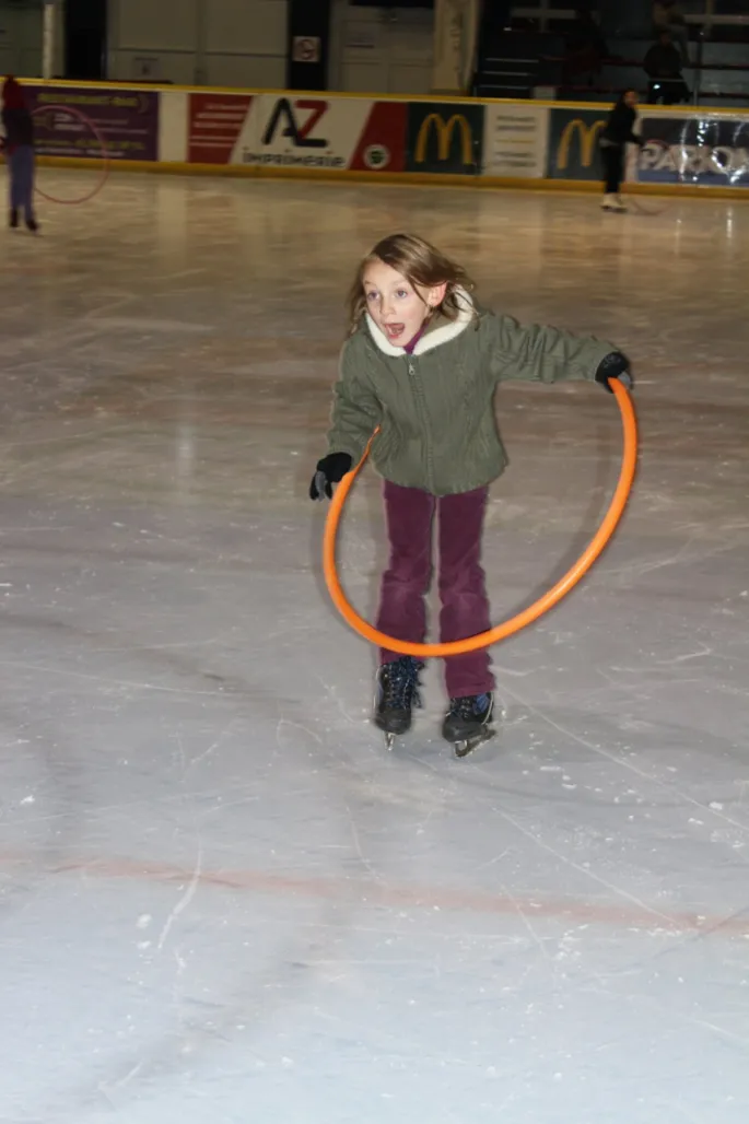 A l\'école de glace à Mulhouse, les débutants apprennent à patiner, au travers d\'exercices ludiques