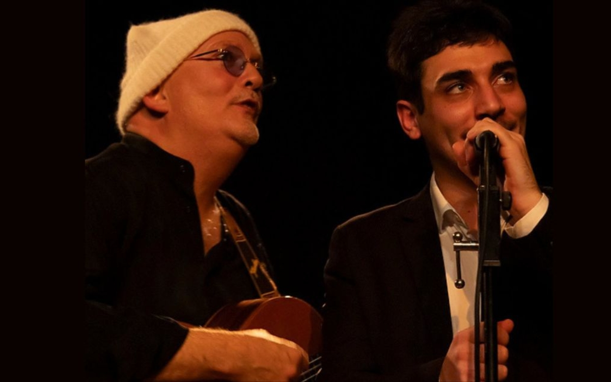 Achille V et Hervé Delaiti dans Écoute-moi, spectacle musical présenté au Bouffon Théâtre.