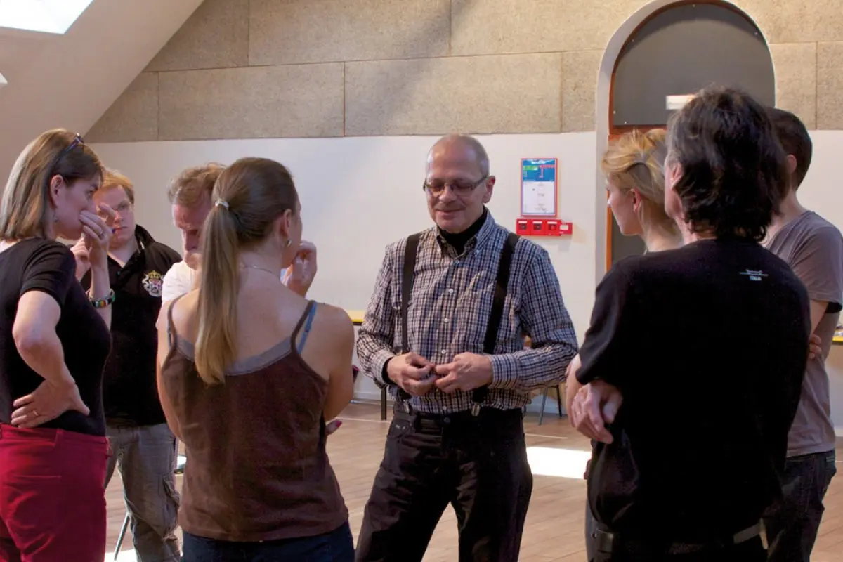 Le metteur en scène Edmunds Freibergs en répétition avec les acteurs de la Comédie de l'Est