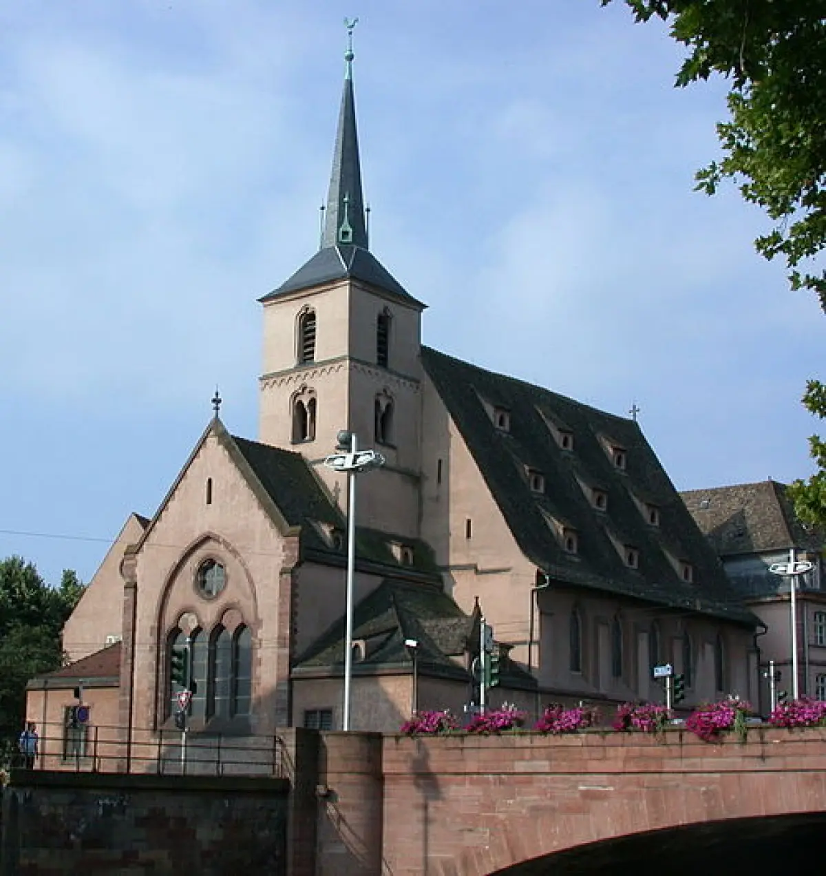 La petite église Saint Nicolas se dresse non-loin de l'hôpital civil