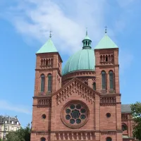 Le parvis de l'église en gré rose des Vosges &copy; JDS