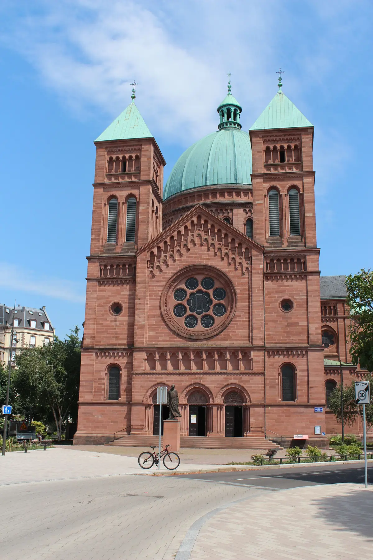 Le parvis de l'&eacute;glise en gr&eacute; rose des Vosges