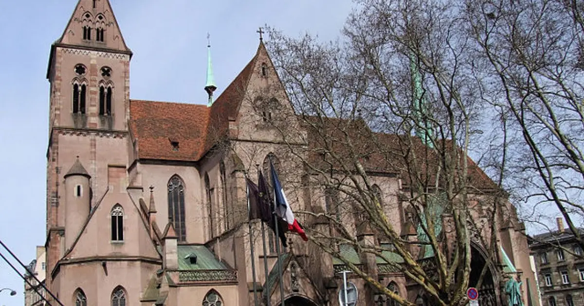 L'église Saint Pierre le Jeune dresse ses tours non loin de la place Broglie
