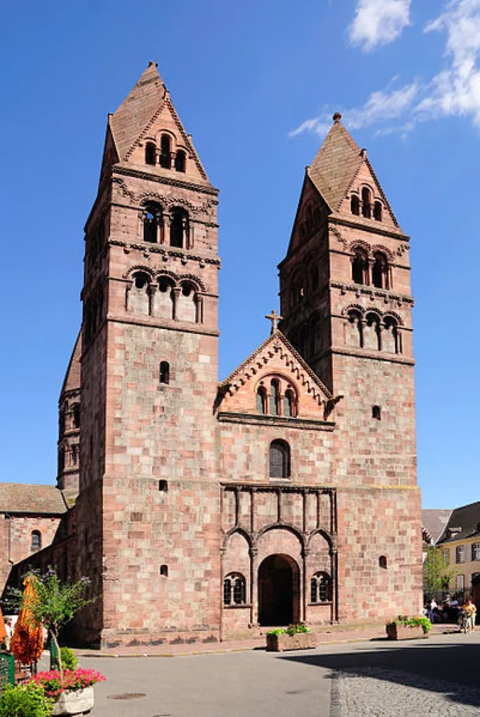 Eglise Sainte-Foy trone sur la Place du Marché Vert à Sélestat depuis le 11e siècle