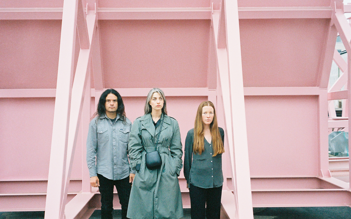 Le trio, de gauche à droite : Stephen O'Malley, Kali Malone et Lucy Railton