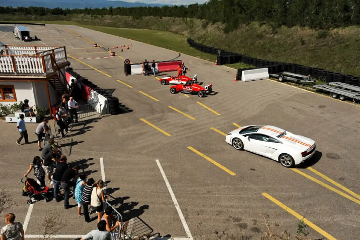 Pied au plancher, à l'Anneau du Rhin 