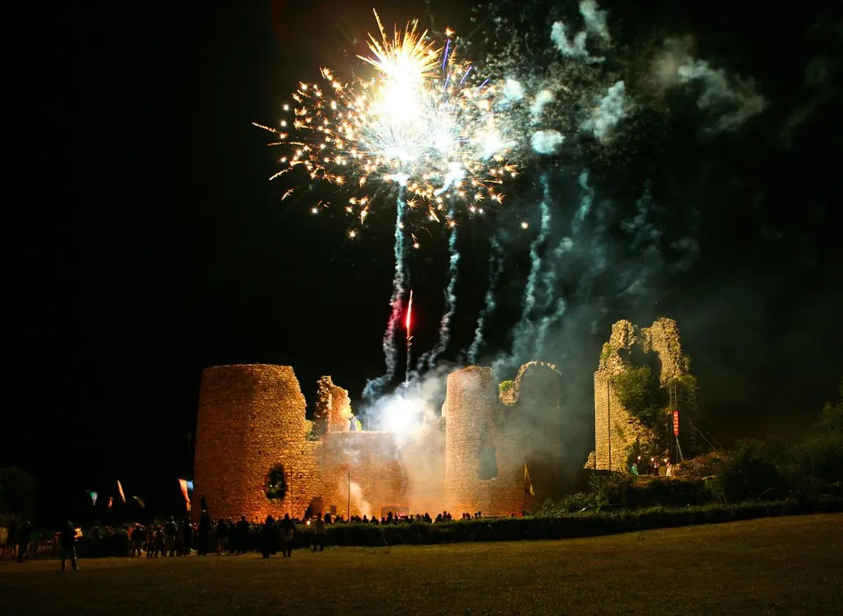 Embrasement des ruines du Château de Lastours