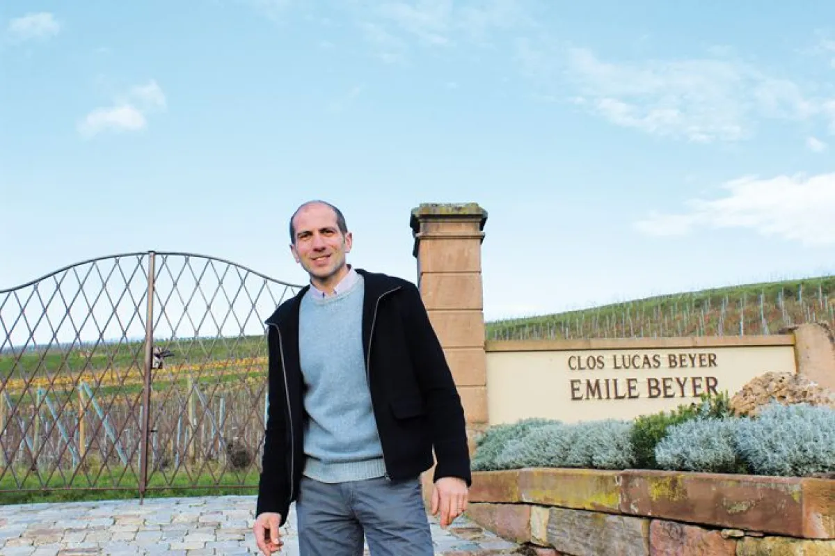Christian Beyer devant la colline du Pfersigberg à Eguisheim