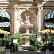 Emily in Paris : le restaurant parisien La Fontaine Gaillon à l'honneur dans la nouvelle saison