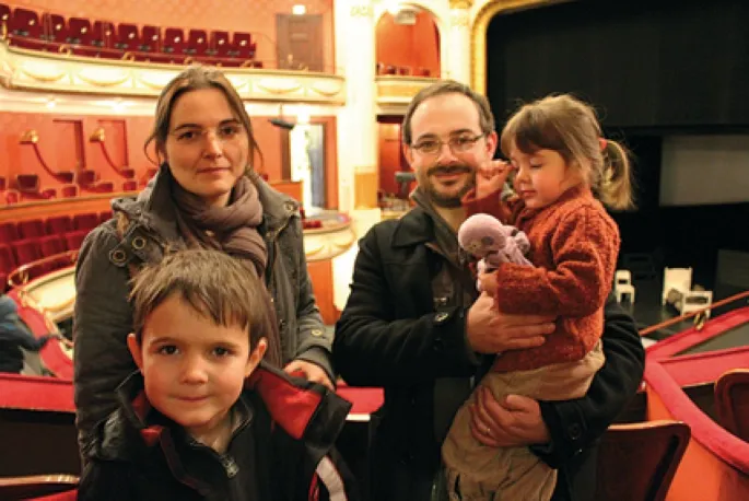 Emmanuelle et Marc emmènent régulièrement leurs enfants aux spectacles des Tréteaux Jeunesse