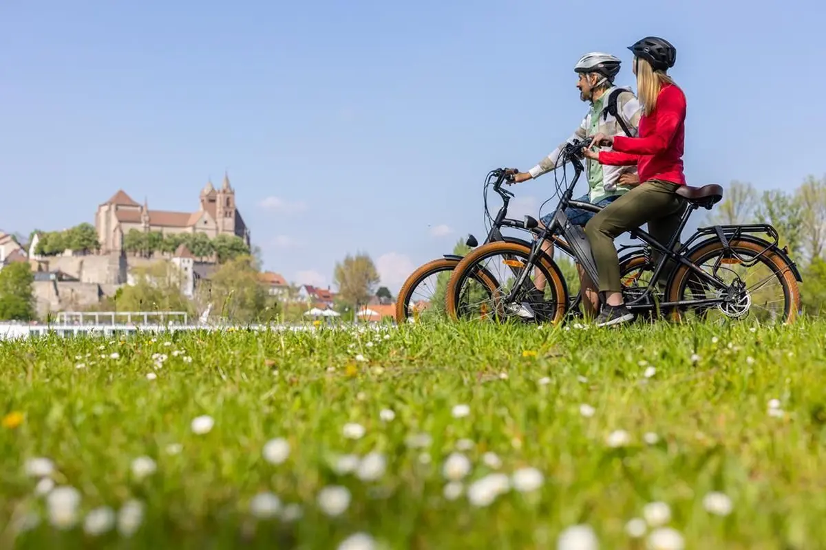 En avant sur la piste cyclable avec un vélo électrique