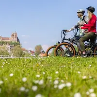 En avant sur la piste cyclable avec un vélo électrique &copy; Schröder-Esch