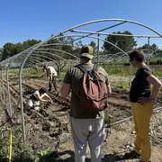 En harmonie avec la nature : les mains dans la terre