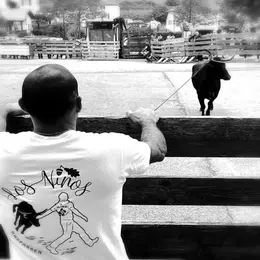 Encierro ttiki et course de vaches dans les rues.
