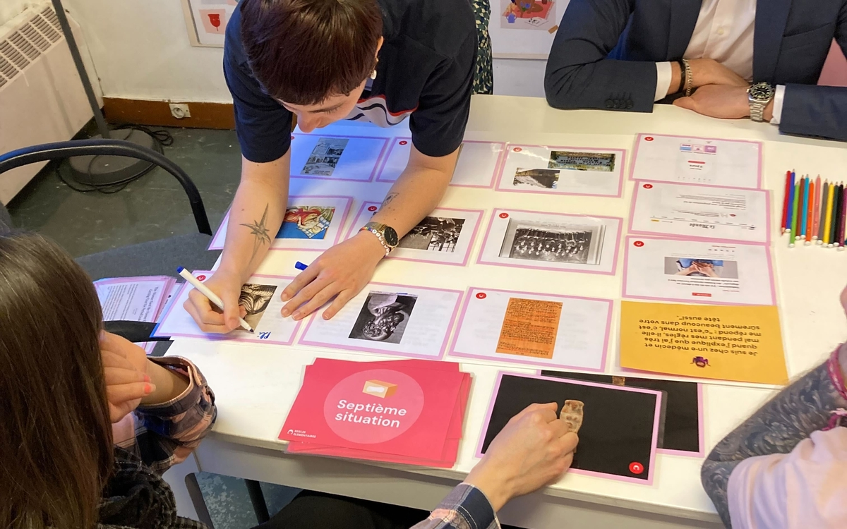 Personne en train de participer à l'atelier