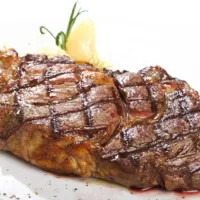 La simple vue d'un beau morceau de viande grillée suffit à donner l'appétit à certains&nbsp;! &copy; Artyshot - Fotolia.com