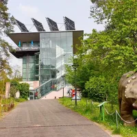 L'entrée du Biosphärenhaus en Allemagne et son énorme dinosaure DR