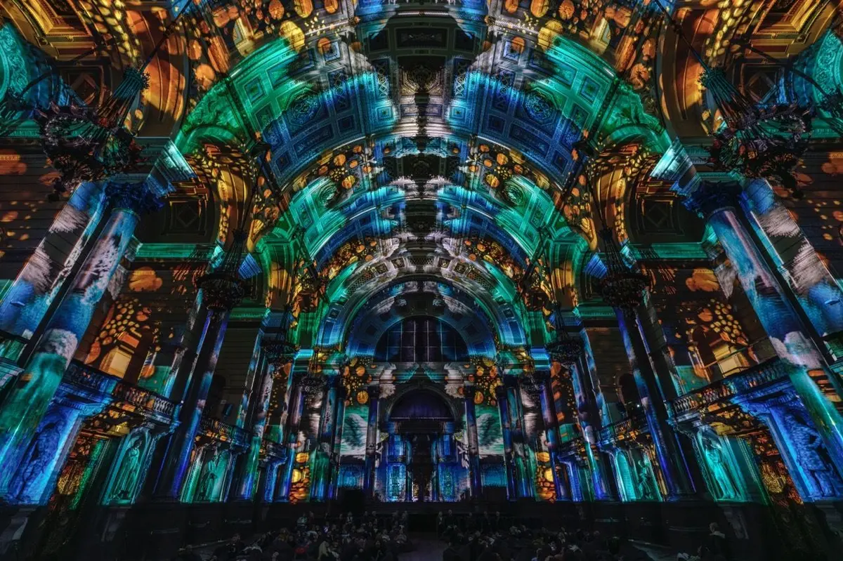 Eonarium FLOW : un spectacle lumineux immersif au Palais de la Bourse