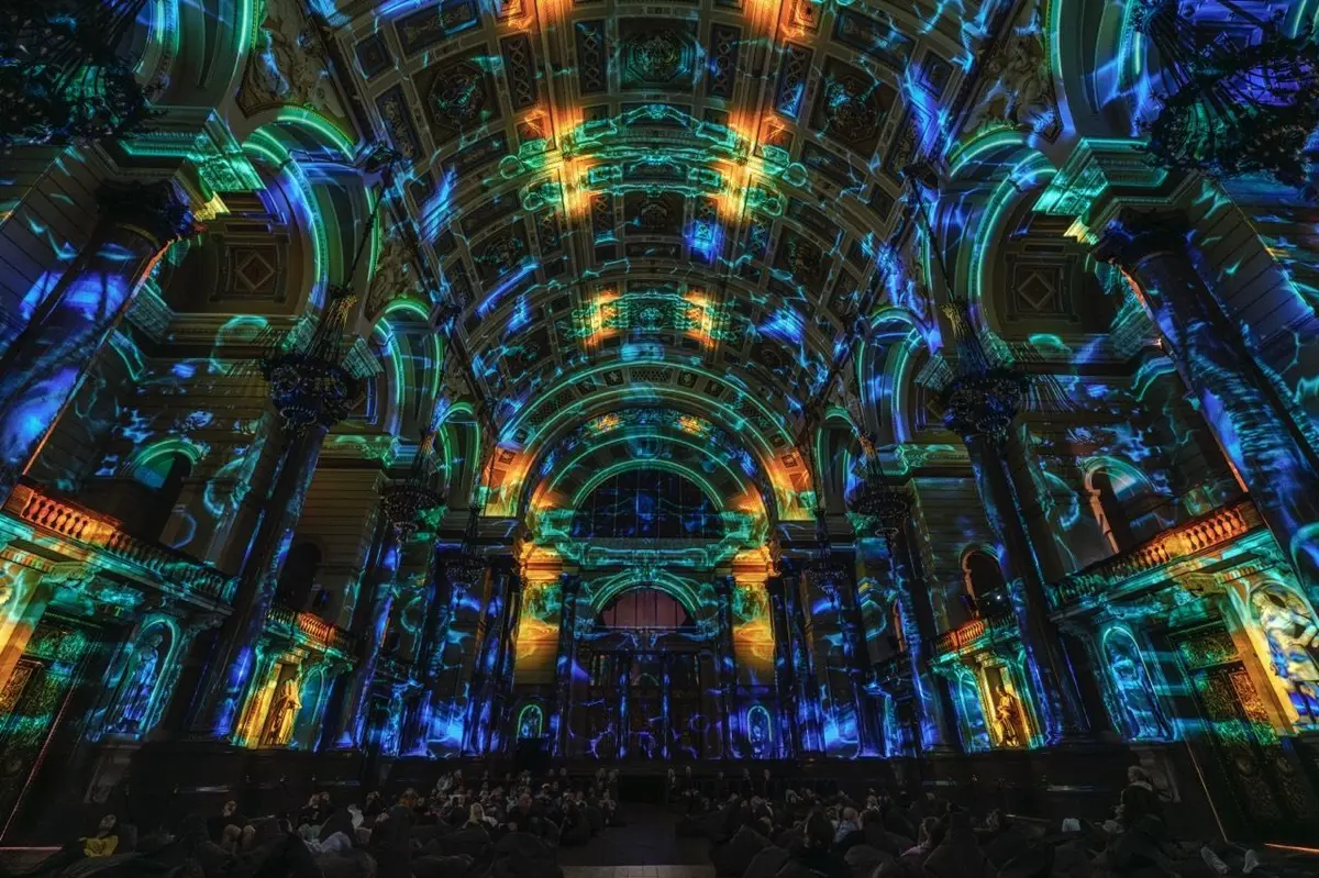 Eonarium FLOW : un spectacle lumineux immersif au Palais de la Bourse