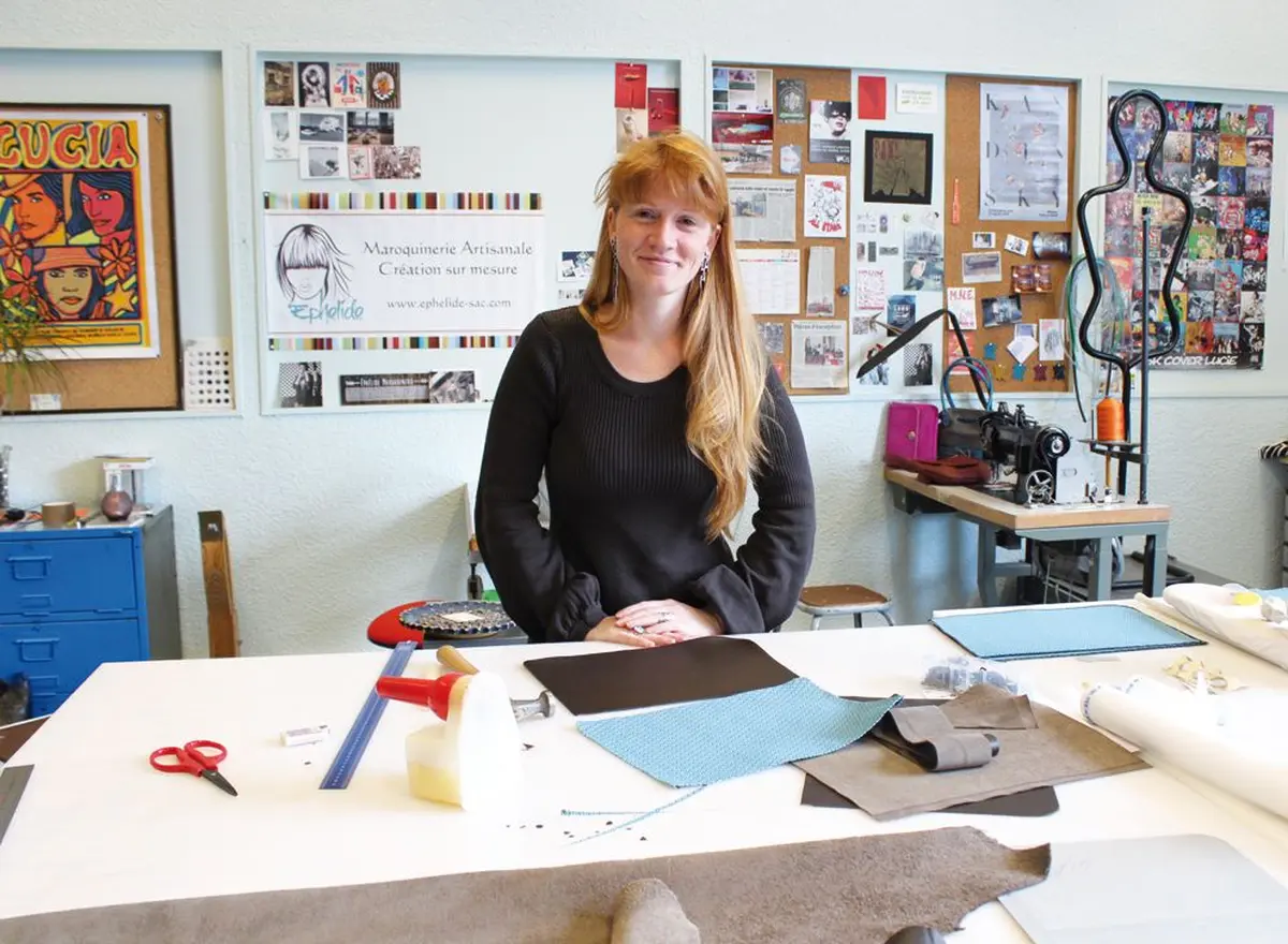 Julie Camille, fondatrice d'Ephélide maroquinerie, dans son atelier à Motoco