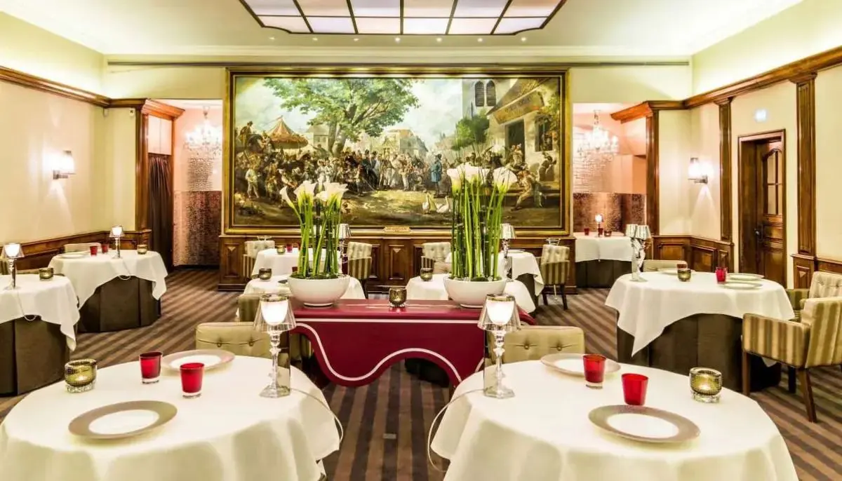 Escalier monumental, verri&egrave;re, fresques&hellip; 7 restaurants au d&eacute;cor incroyable &agrave; Strasbourg