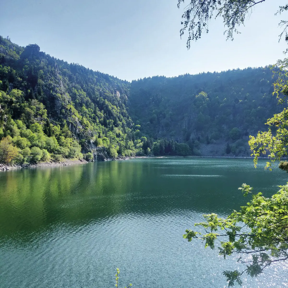 Le lac Blanc et ses eaux bleutées