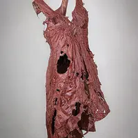 Une robe fantomatique DR